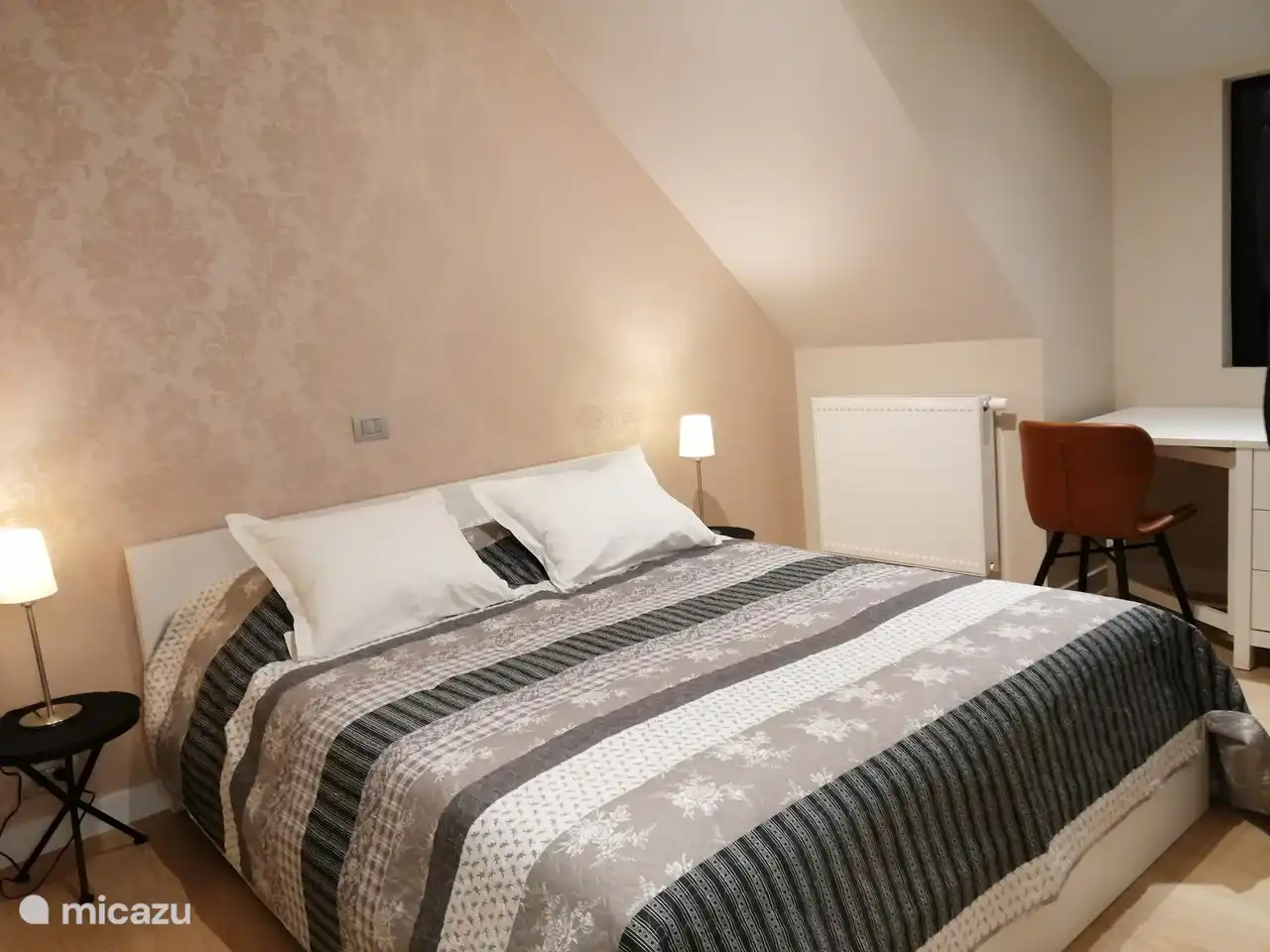 Schlafzimmer mit 1 Bett von 1,6 m.