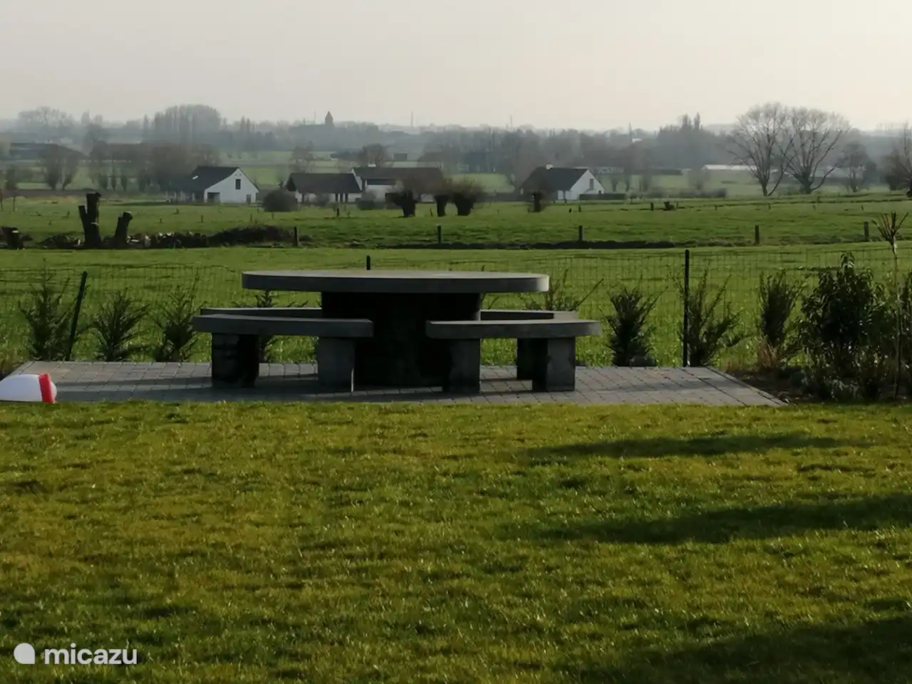 Picknicktisch zum Frühstücken in der Sonne.