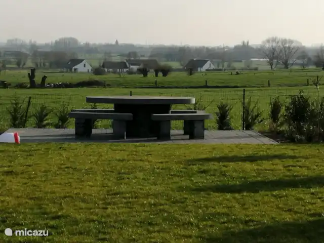 Akkerland huren in België, West-Vlaanderen, Zandvoorde - vakantiehuis Pic nic tafel om te ontbijten in de zon.