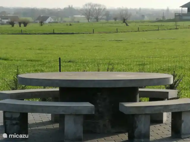 Akkerland huren in België, West-Vlaanderen, Zandvoorde - vakantiehuis Pic nic, ontbijt of apero op het einde van onze tuin met panoramisch zicht