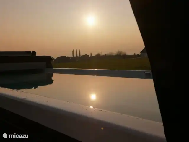 Akkerland huren in België, West-Vlaanderen, Zandvoorde - vakantiehuis Zwembad met panorama en avondzon.  Zalig !