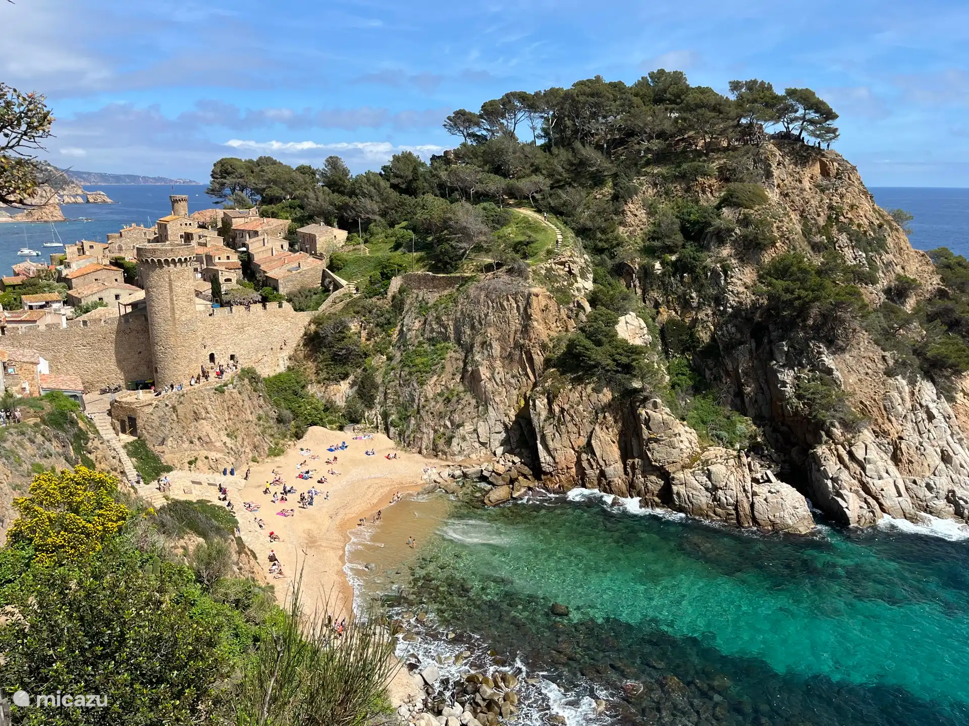 Idílica bahía de Tossa de Mar, el lugar perfecto para darse un maravilloso chapuzón en el mar Mediterráneo. 