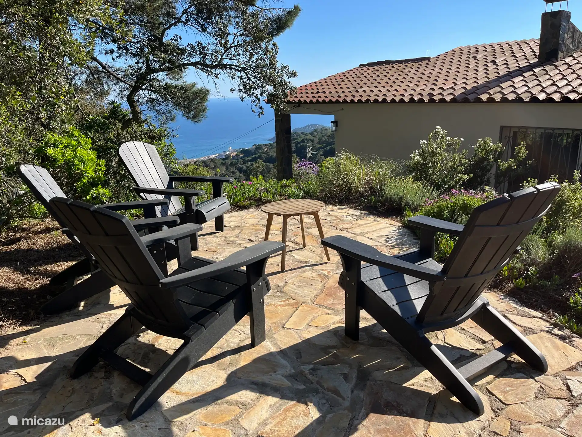 Una hermosa terraza con vistas al mar Mediterráneo