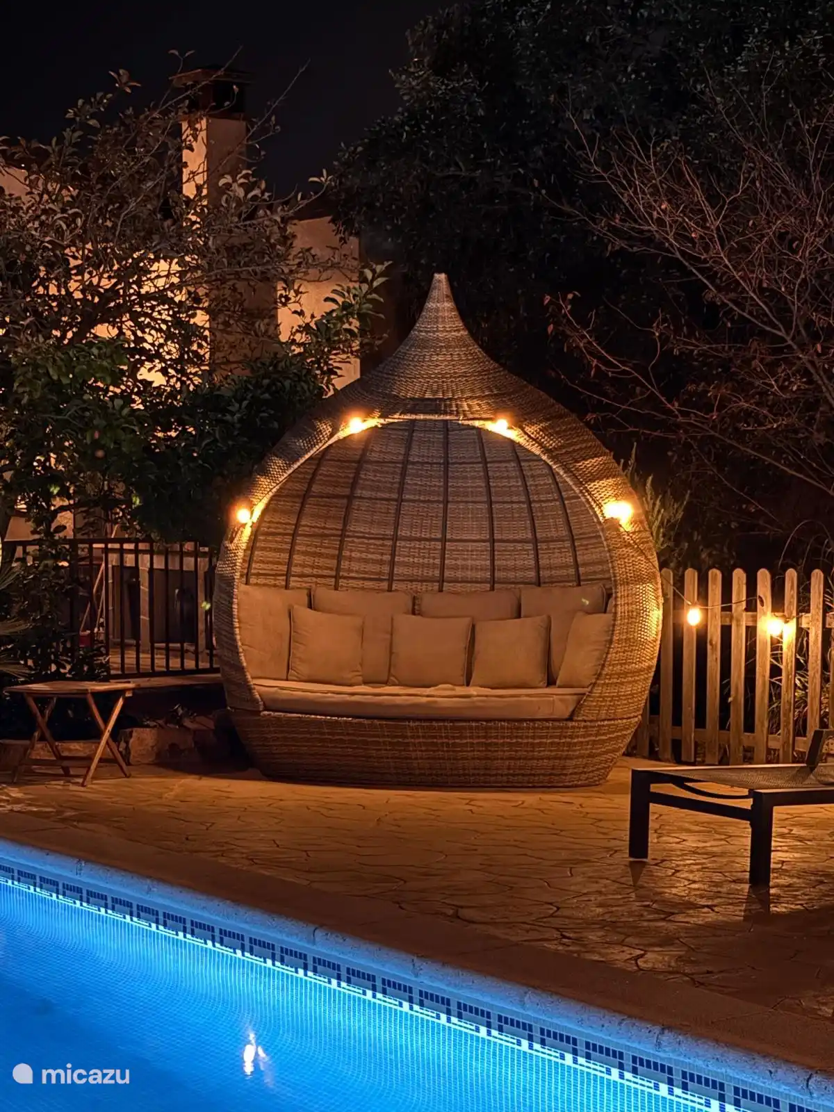 Descansar junto a la piscina por la noche