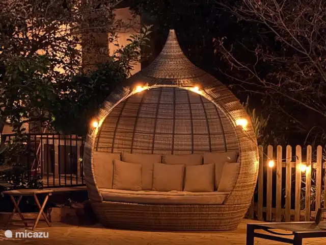 villa huren in Spanje, Costa Brava, Lloret de Mar – Villa Roca Brava Lounging by the pool by night