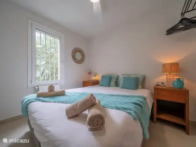 villa huren in Spanje, Costa Brava, Lloret de Mar – Villa Roca Brava Slaapkamer Flamingo met een queen-size boxspring