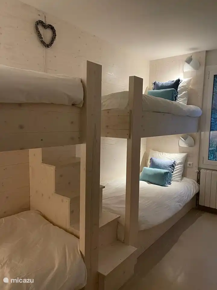 Cada cama tiene su propia luz y punto de carga USB