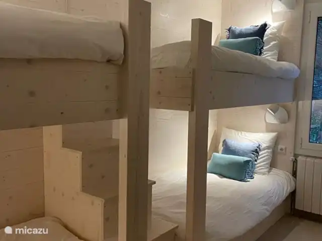 villa huren in Spanje, Costa Brava, Lloret de Mar – Villa Roca Brava Elk bed heeft een eigen lampje en een USB-oplaadpunt