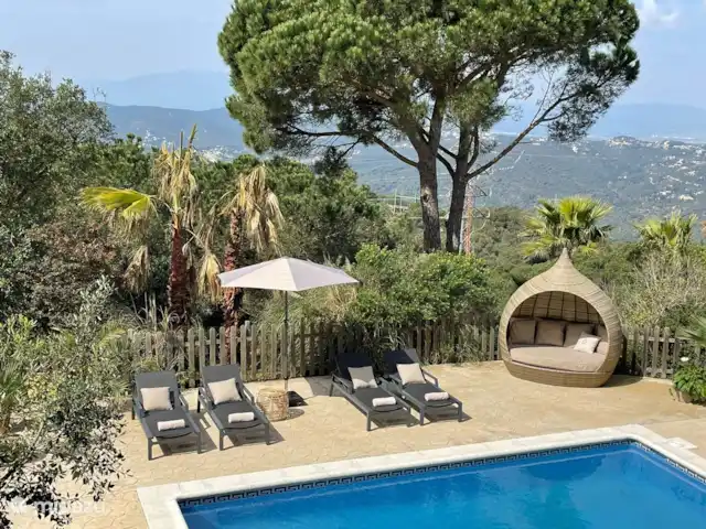 villa huren in Spanje, Costa Brava, Lloret de Mar – Villa Roca Brava loungen aan het zwembad