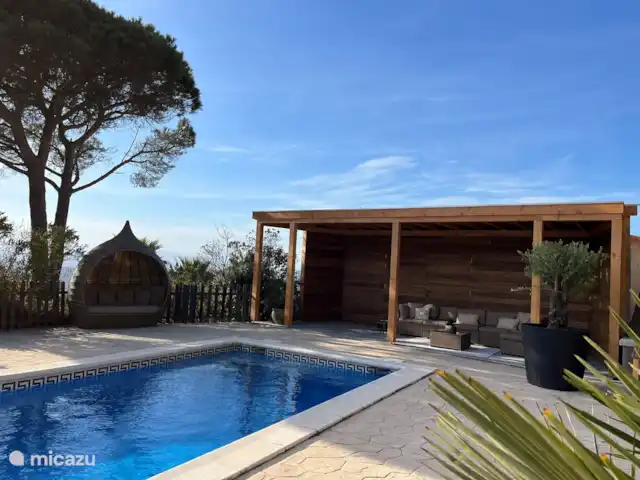villa huren in Spanje, Costa Brava, Lloret de Mar – Villa Roca Brava Ruim terras met veranda bij het zwembad