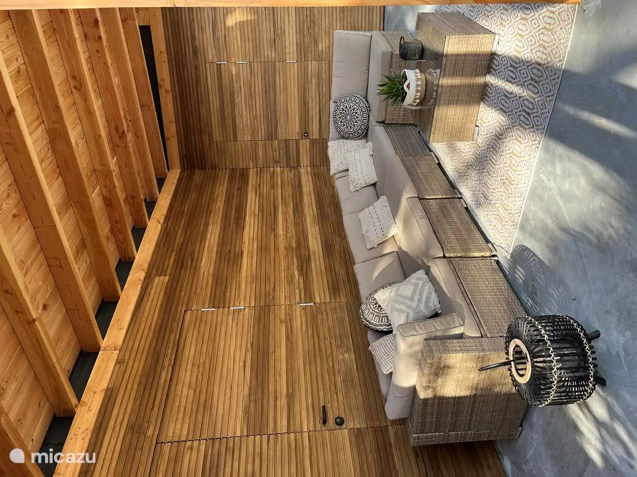 Terraza cubierta junto a la piscina