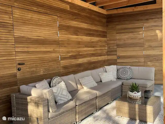 villa huren in Spanje, Costa Brava, Lloret de Mar – Villa Roca Brava Overkapt terras bij het zwembad