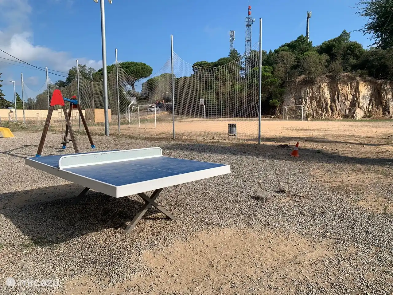 Tenis de mesa, fútbol, baloncesto, parque infantil a 200 metros de Villa Roca Brava