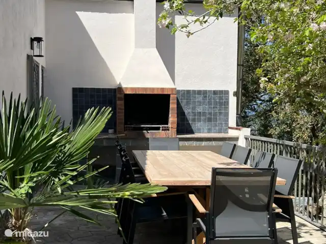 villa huren in Spanje, Costa Brava, Lloret de Mar – Villa Roca Brava Terras met Spaanse BBQ aan achterzijde
