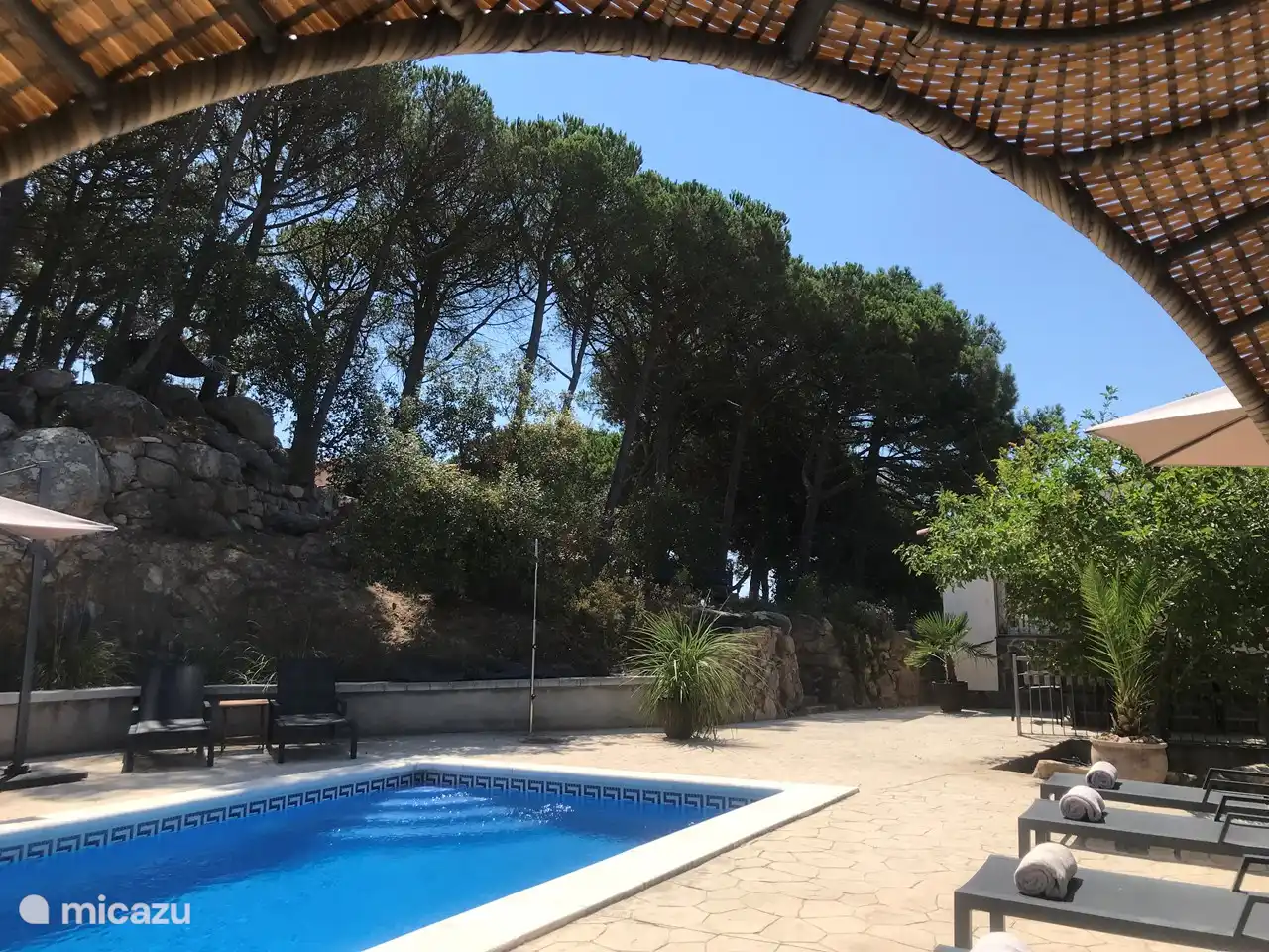 Rocas (Roca) en la terraza de la piscina