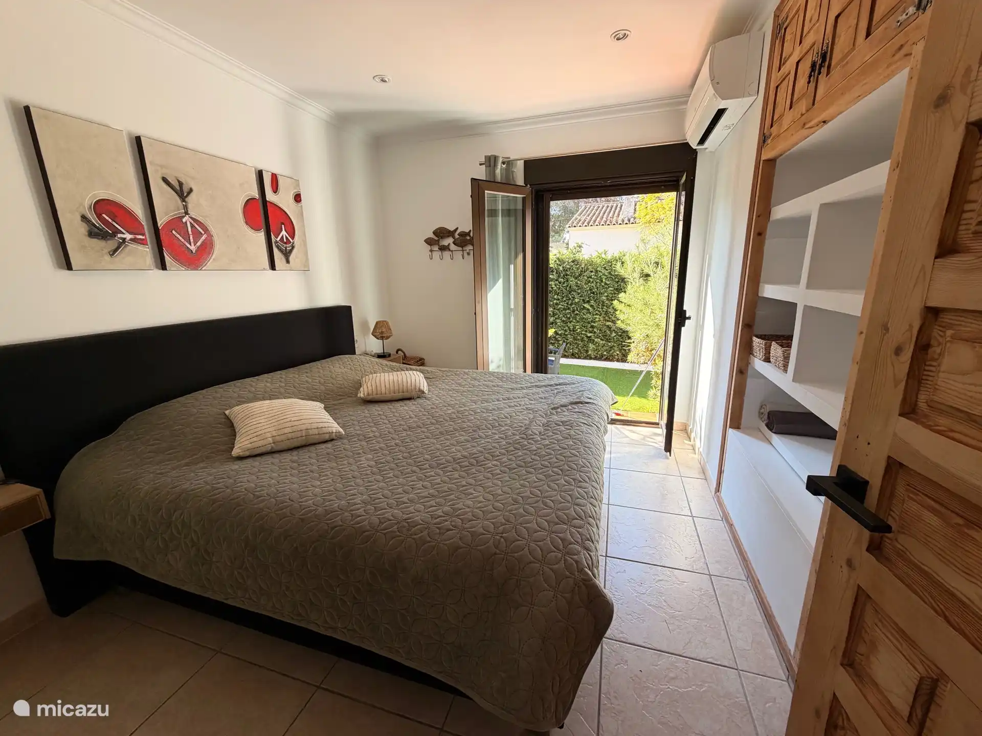 Slaapkamer 1 met 2 persoons kingsize bed