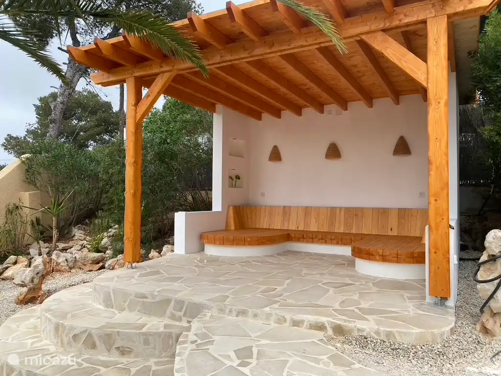 Om de tuin nog gezelliger te maken, een heerlijke lounge plek bijgebouwd