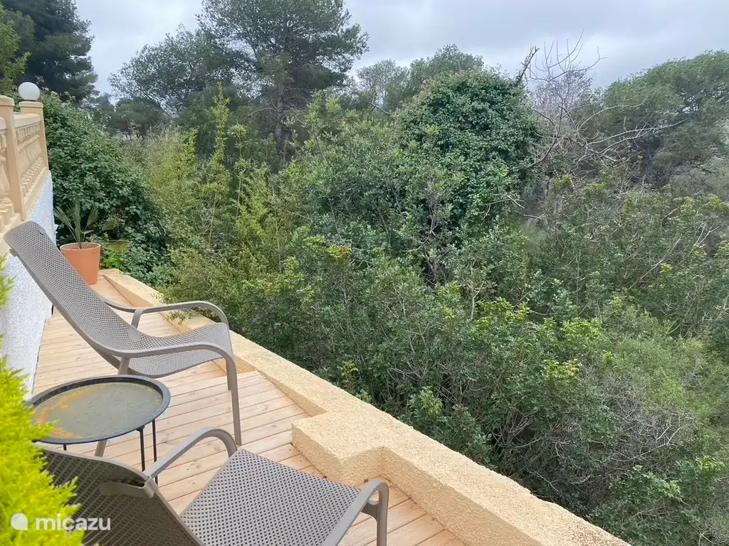 Net klaar! Het 'Afrika deck' met direct uitzicht op het Granadella natuurgebied