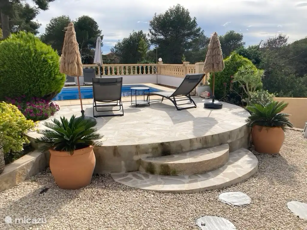 Tuinterras aan het zwembad