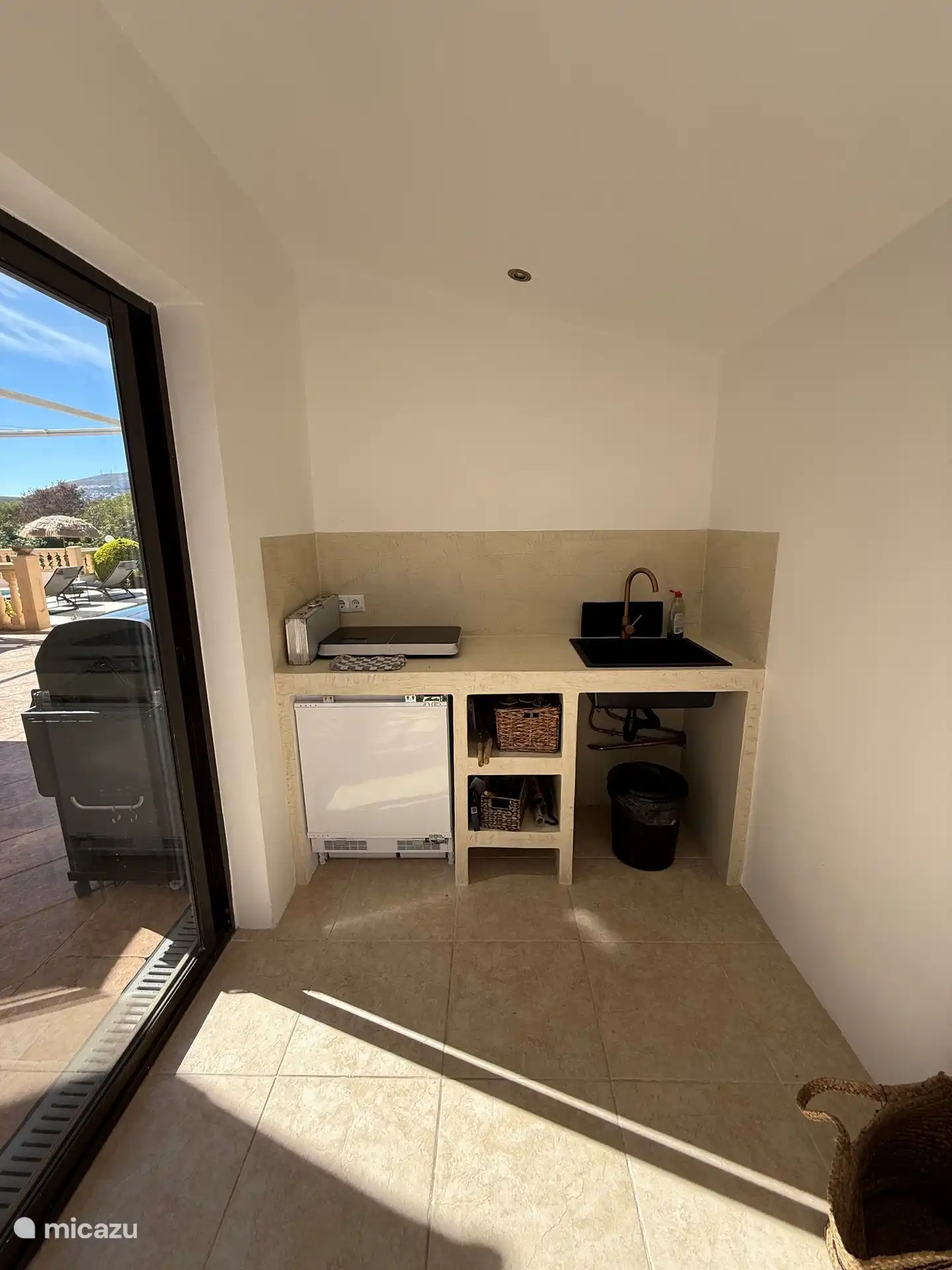 Buitenkeuken met extra ijskast en inductieplaat/Loungeruimte, met BBQ op het terras