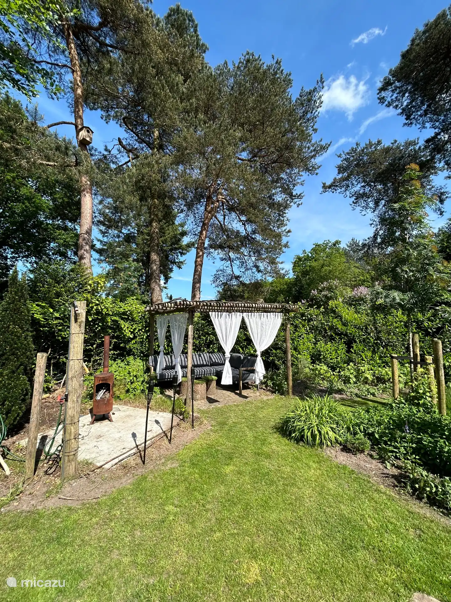 Die Abendsonne mit einer Außendusche auf der linken Seite optimal nutzen