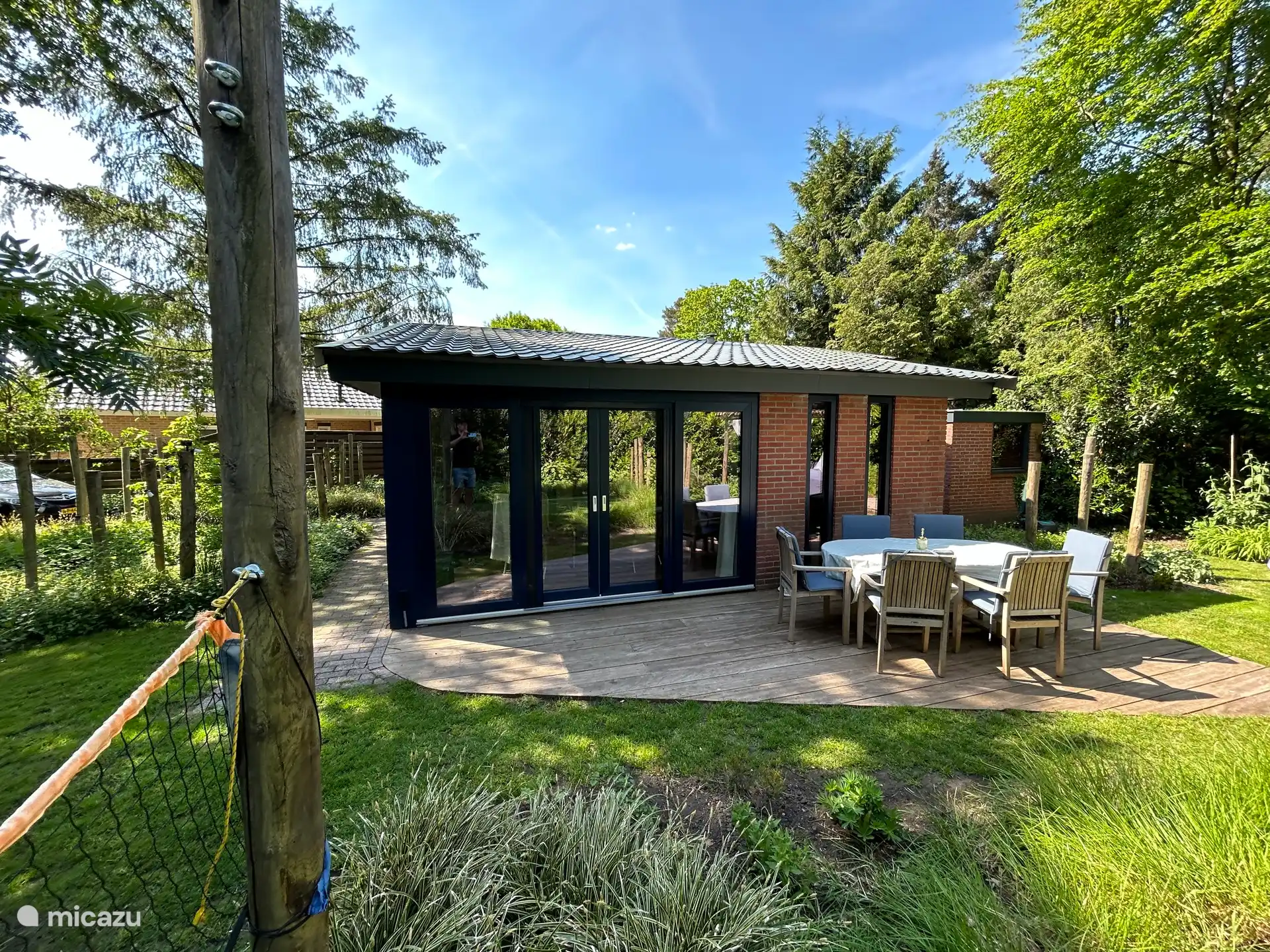 Rahmen mit Doppelverglasung und Schiebetüren inklusive Moskitonetz.