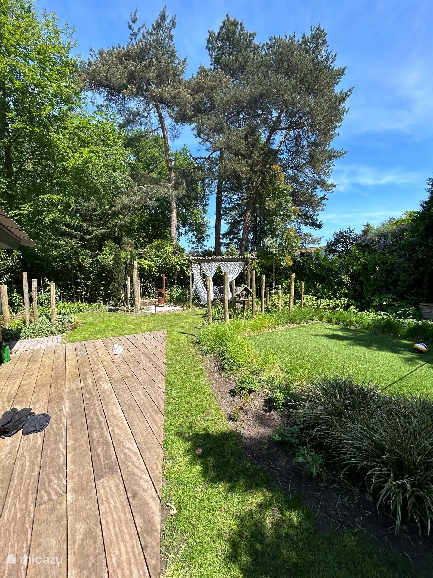 Umgeben von großen Bäumen und Möglichkeit eines abendlichen Feuers unter der Pergola