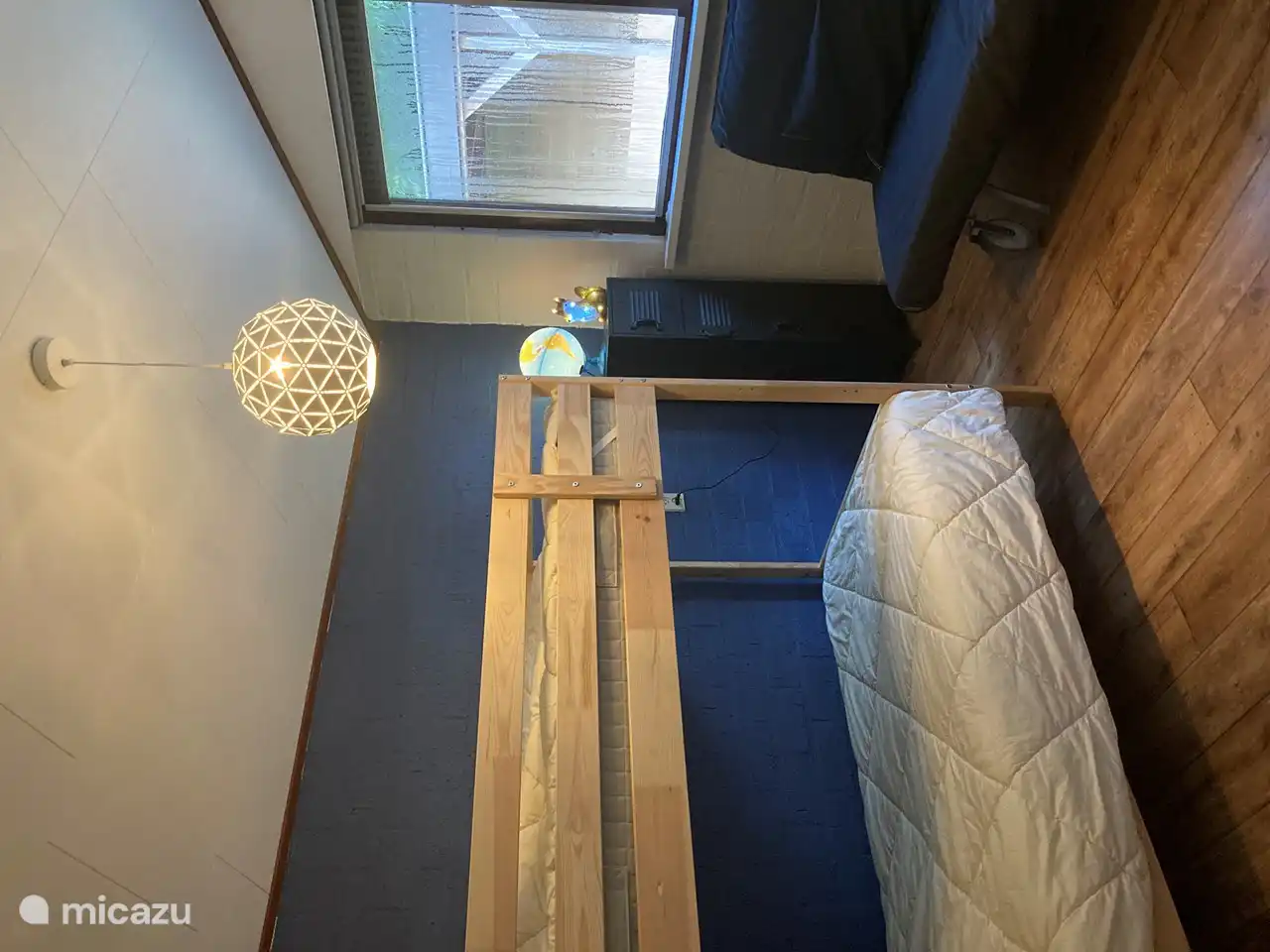 Schlafzimmer mit Etagenbett und Schlafsofa für 2 Personen