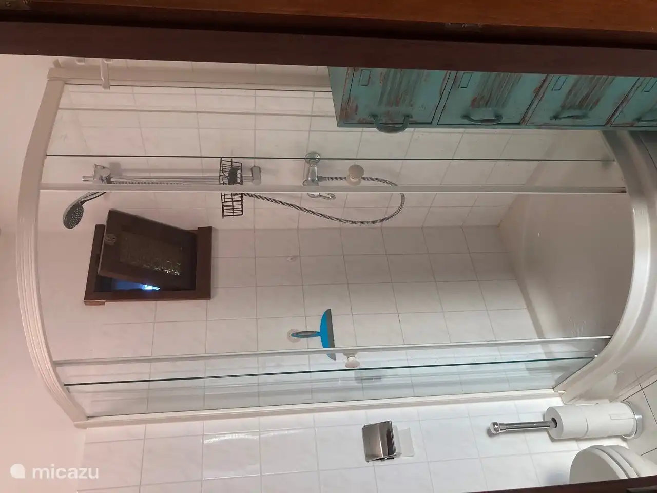 Badezimmer mit Dusche, Waschbecken und WC