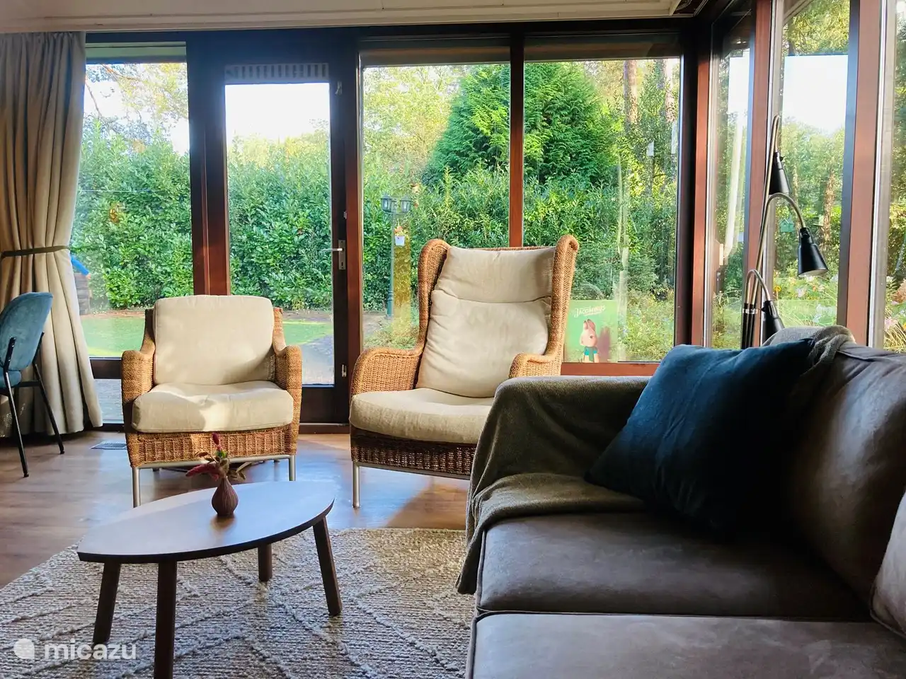 Wohnzimmer mit Blick in den Vorgarten