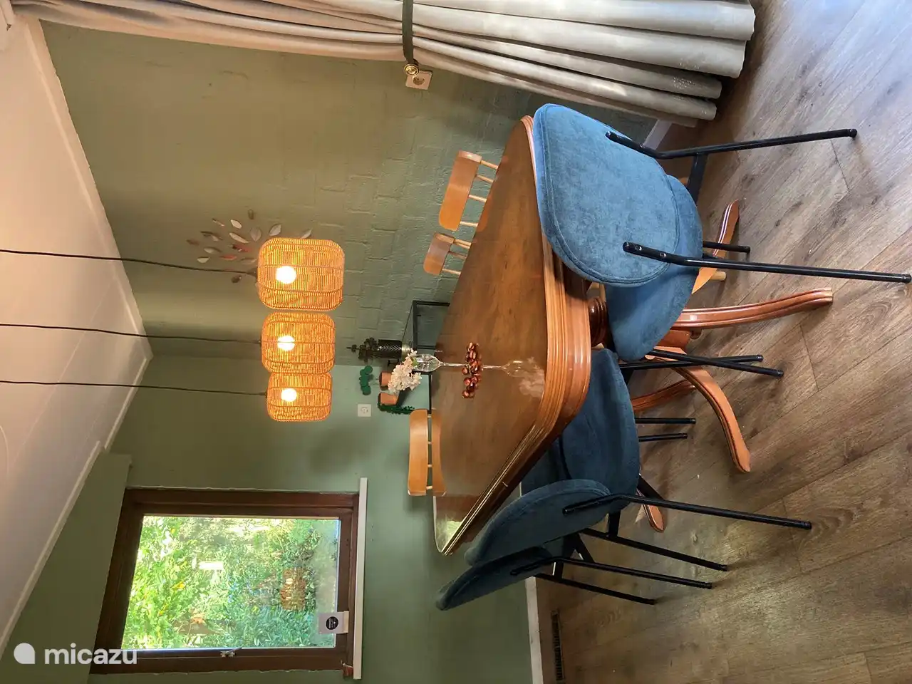 Essbereich mit ausziehbarem Tisch