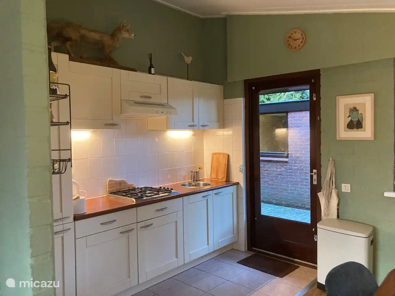 Küche mit Kühlschrank, Gefrierschrank. Es gibt auch eine Nespresso-Maschine und einen Milchaufschäumer.