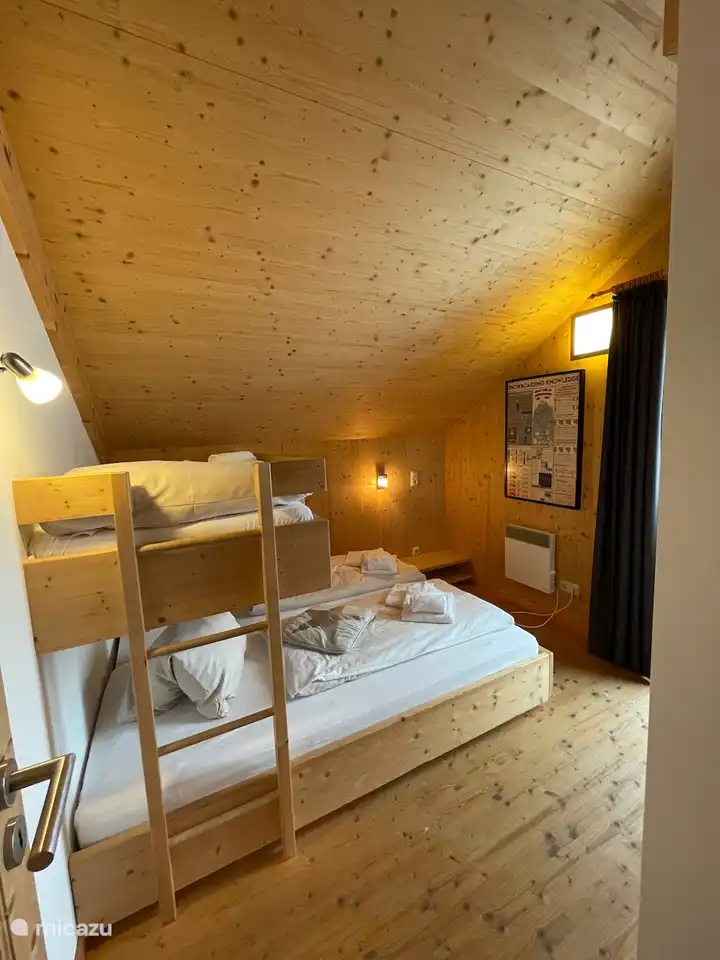 Dormitorio 4 (habitación familiar, cama de 1,80 m + cama individual) - frente de la casa