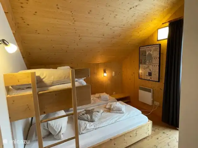 Location de Vacances Autriche, Styrie, Murau, chalet - Chalet Bellevue Murau Chambre 4 (chambre familiale, lit 1.80m + lit simple) - devant la maison