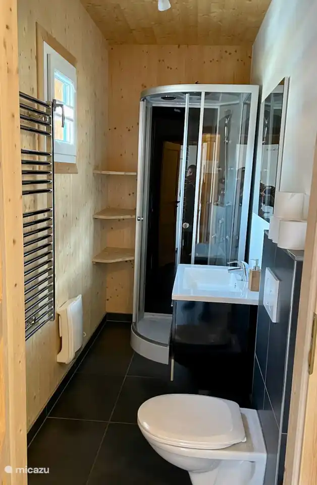 Baño y aseo - Planta Baja. Con ducha wellness (Erlebnis).