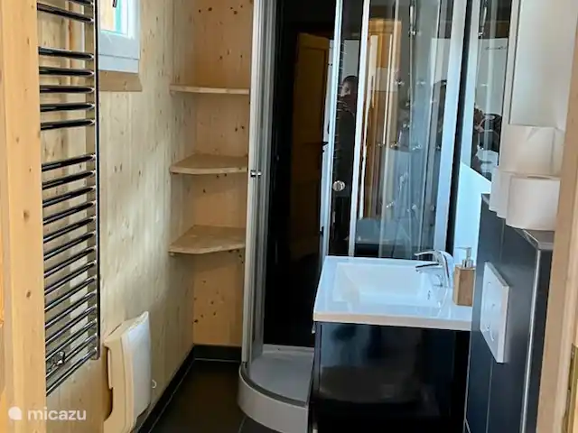 Location de Vacances Autriche, Styrie, Murau, chalet - Chalet Bellevue Murau Salle de bain et toilettes - Rez-de-chaussée. Avec douche bien-être (Erlebnis).