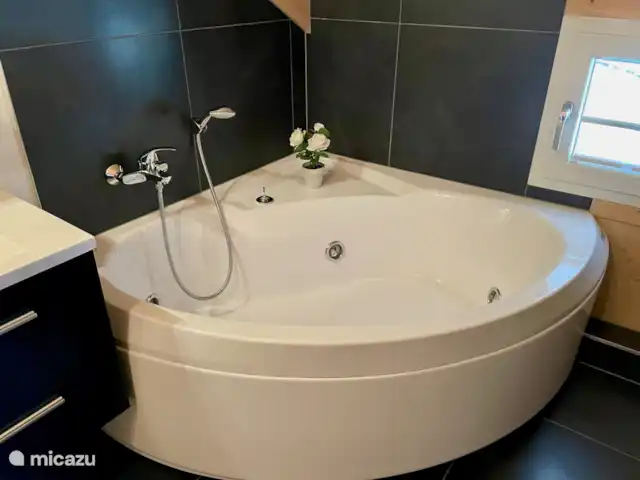 Location de Vacances Autriche, Styrie, Murau, chalet - Chalet Bellevue Murau Salle de bain 2 - 1er étage.
Jacuzzi