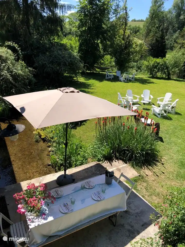 Almuerzo en el puente sobre el arroyo. Era, despu&#233;s de todo, un molino de agua.