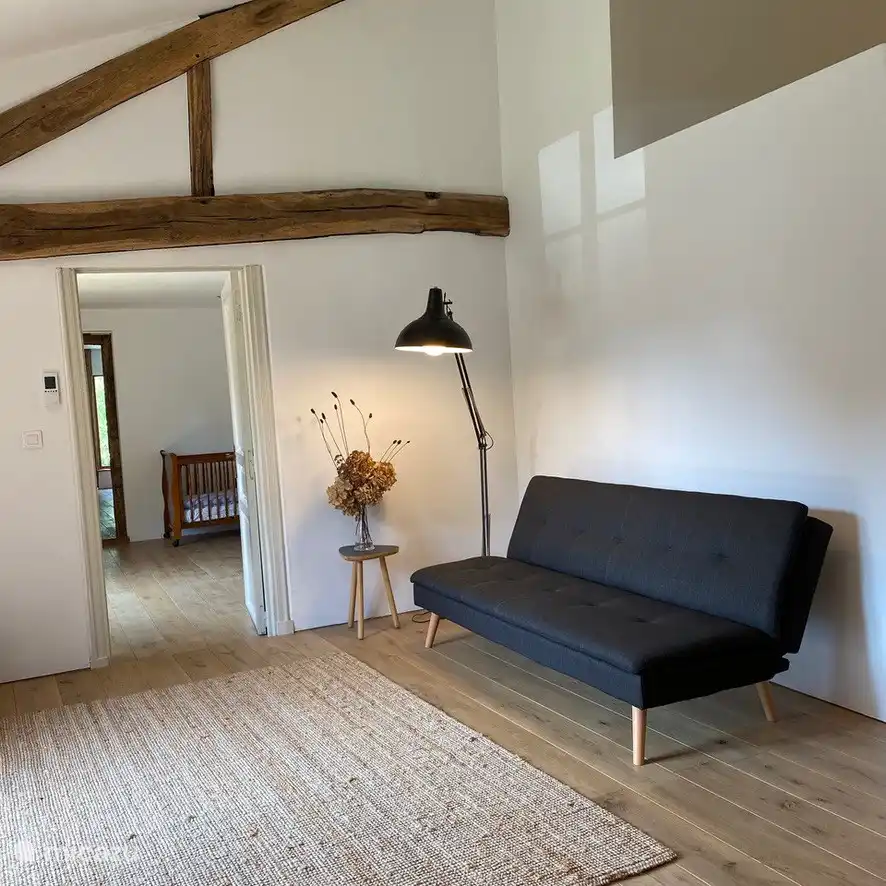 dormitorio con sala de estar y vista