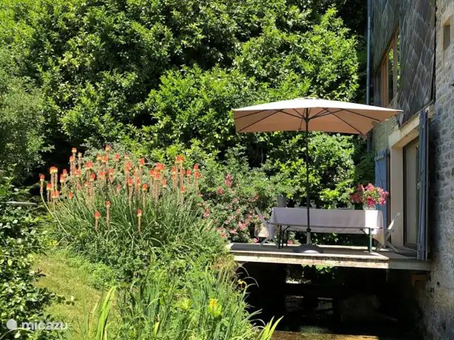 Le moulin à eau de Tourteron | France, Ardennes françaises , Tourteron - moulin déjeuner sur le pont au-dessus du ruisseau.