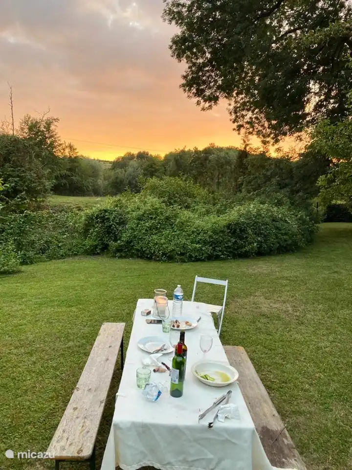 comedor con vistas y el sol de la tarde