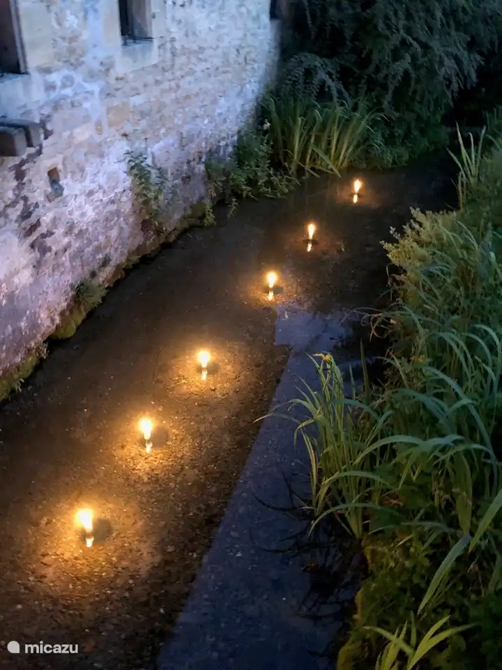 luz de las velas en el arroyo