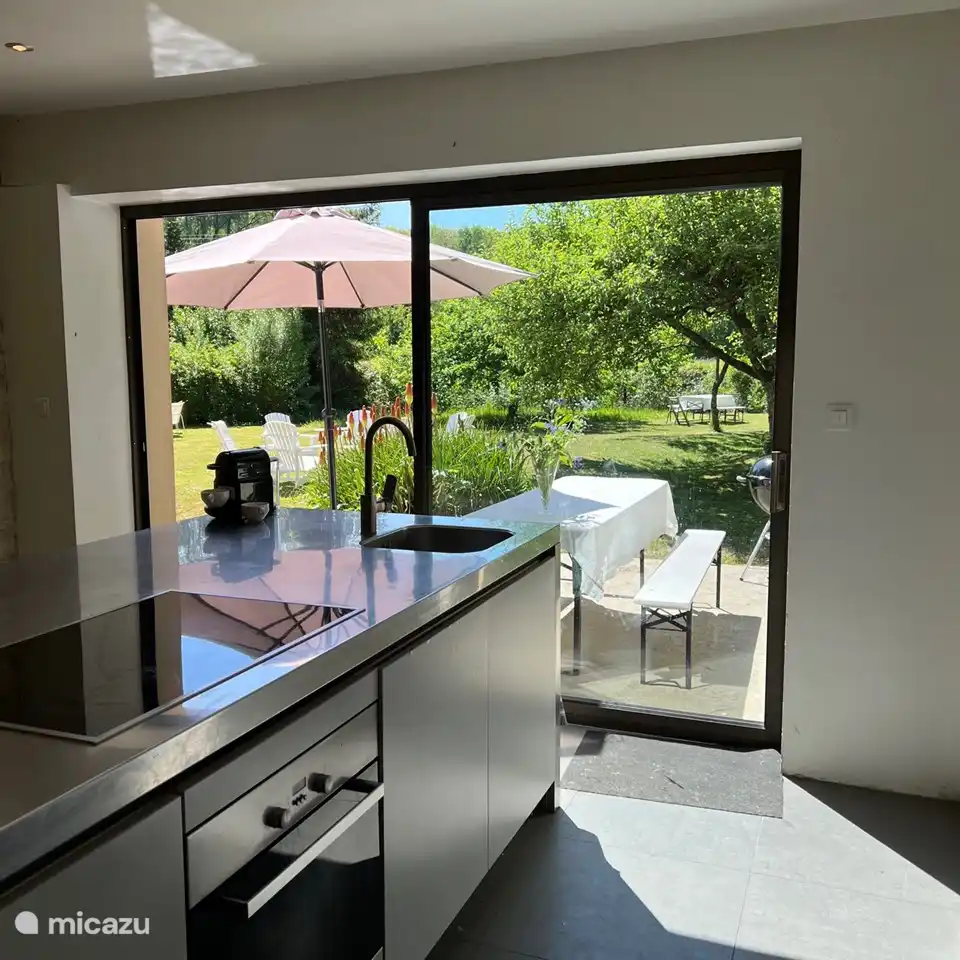 cocina, isla de cocina con barra.