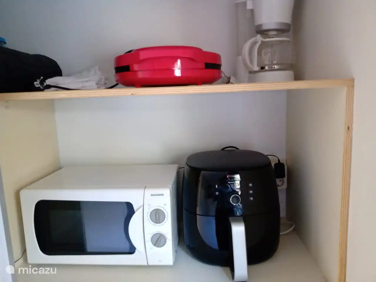 Kaffee auf einem Filter oder einer Senseo-Kanne zubereiten. Backen Sie auch eine Pizza, oder wärmen Sie schnell etwas mit der Mikrowelle auf.