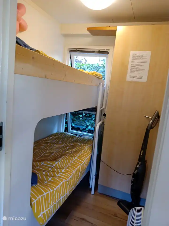 Das kleine Schlafzimmer hat ein Etagenbett und es gibt auch einen Schrank für die Bettwäsche.