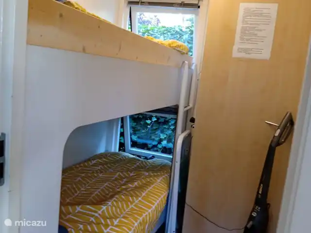 Location de Vacances Pays-Bas, Gueldre, Doornspijk, chalet - Chalet J8 Dans la petite chambre il y a un lit superposé et il y a aussi une armoire pour le linge de lit, entre autres.