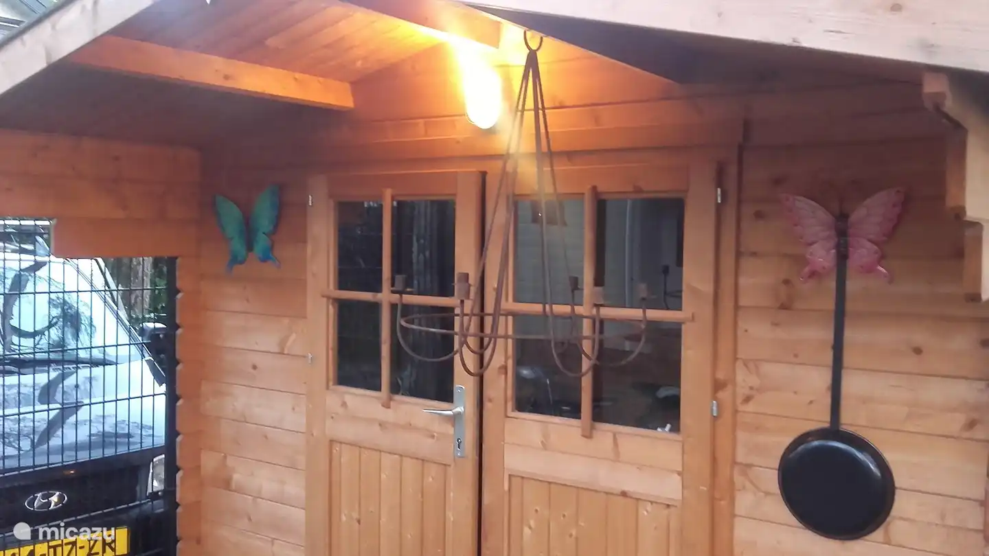 Im Gartenhaus finden Sie genügend Platz für Ihre Fahrräder und Sie finden auch die Auflagen für die Gartenstühle etc. Desweiteren einige Gartengeräte.