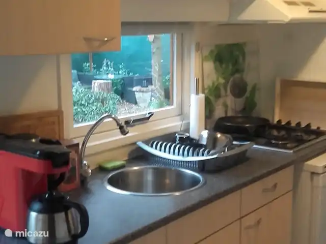 Location de Vacances Pays-Bas, Gueldre, Doornspijk, chalet - Chalet J8 La cuisine a un caractère ouvert et est reliée au salon. La hotte aspirante assure suffisamment l'élimination des odeurs de cuisine.