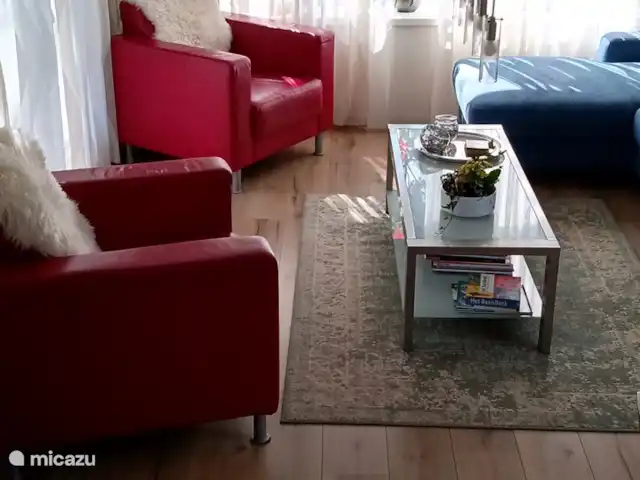 Location de Vacances Pays-Bas, Gueldre, Doornspijk, chalet - Chalet J8 .. avec des meubles frais et colorés de très bonne qualité et spacieux.. La télévision est suspendue et légèrement réglable. Sélection de chaînes et options riches. De plus : Internet KPN et WIFI qui fonctionnent bien. Pour ceux qui aiment regarder des DVD, il y a un nouveau lecteur DVD blue-ray. Tout télécommandé.