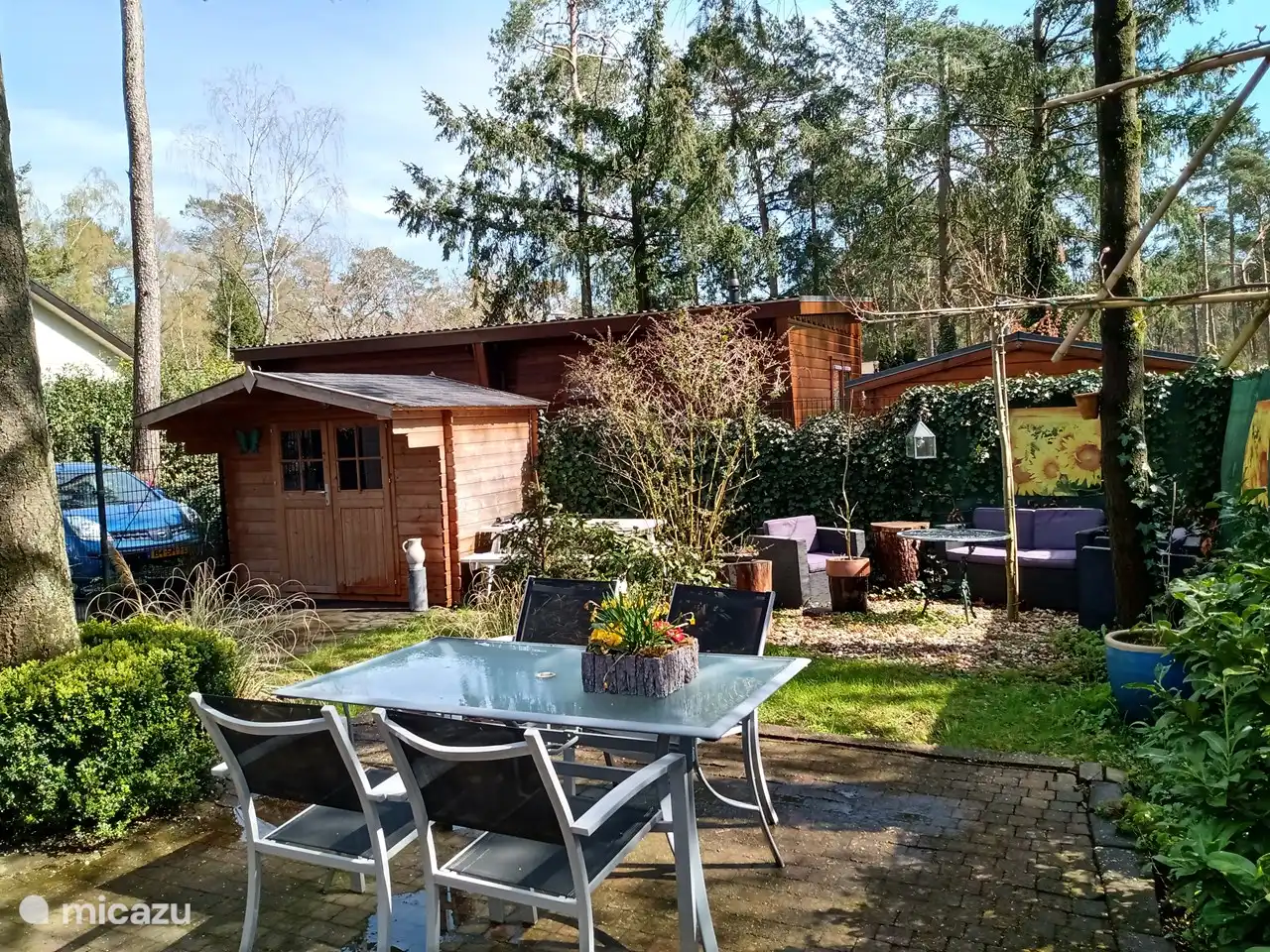 Im Garten gibt es mehrere Sitzecken, wo man den Vögeln zuhören kann und wenn man Glück hat sieht man auch ein Eichhörnchen.. Nüsse mitbringen..